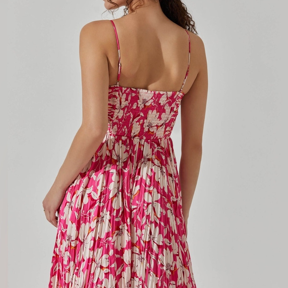 ASTR The Label Revolve Maeve Pleated Midi Dress in Pink Cream Floral - Picture 4 of 11